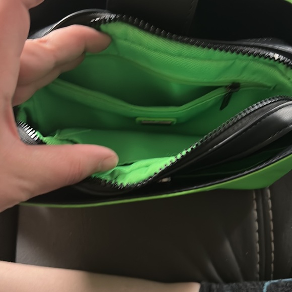 Green guess shoulder purse - Picture 4 of 4